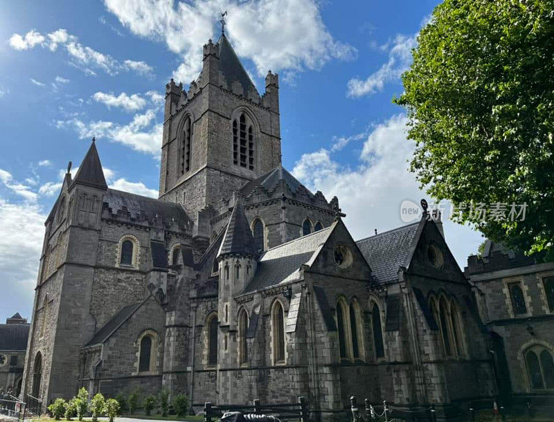 基督教堂，更正式的名称是圣三一大教堂(爱尔兰语:Ardeaglais Theampall Chríost)，爱尔兰都柏林。